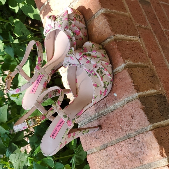 Betsey Johnson Shoes - Betsey Johnson heels- sz. 9